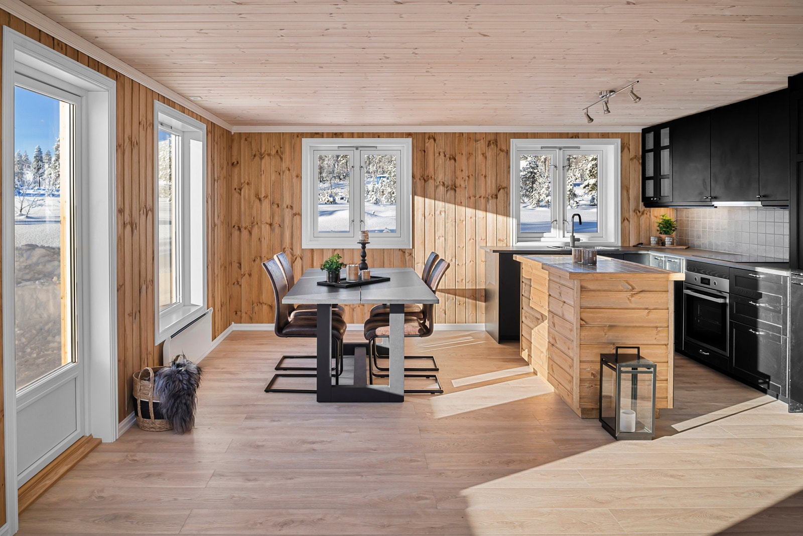 God plass til stort spisestuebord - store vinduer gir godt lys og ikke minst flott utsikt Galleribilde