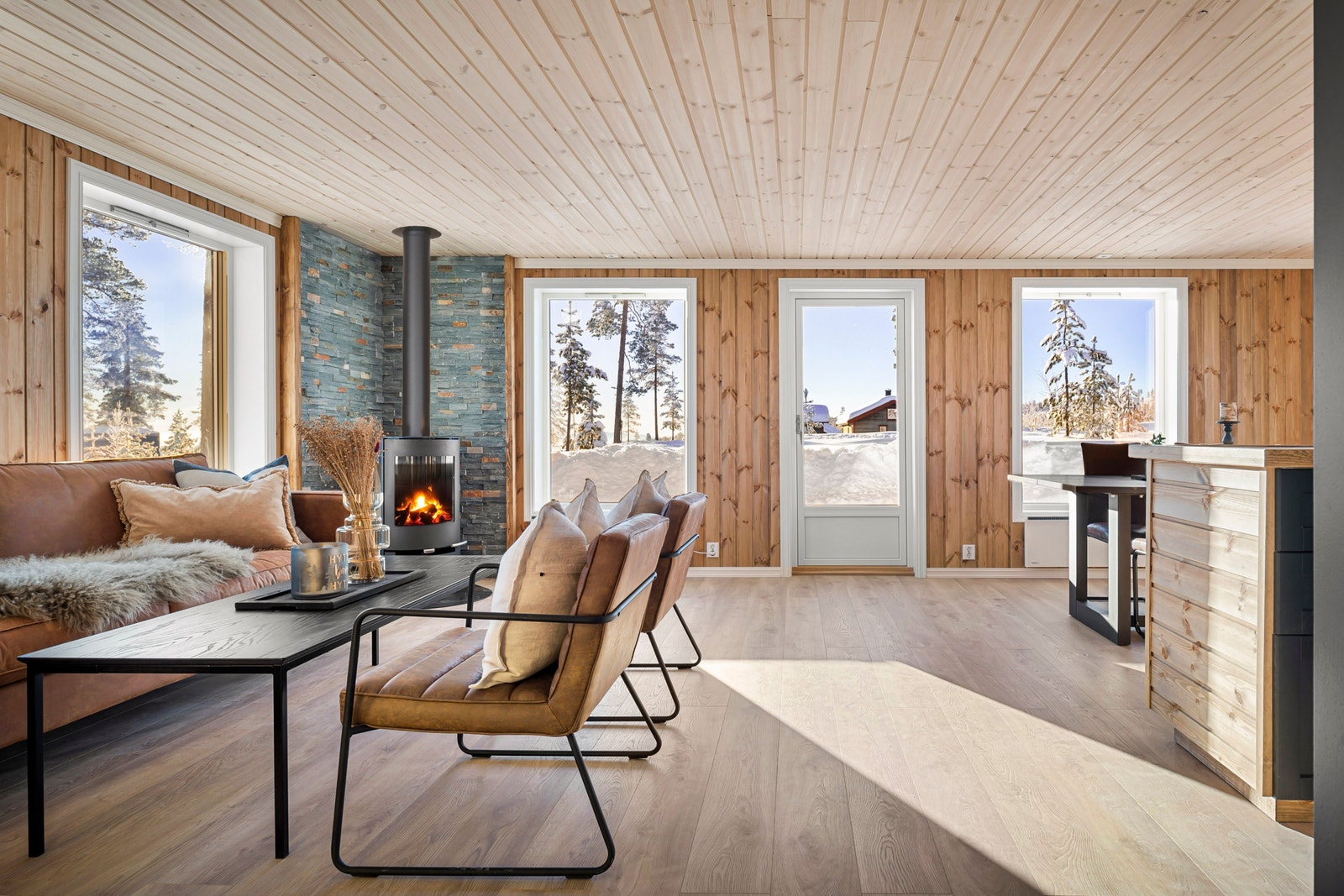 Åpen stue og kjøkkenløsning, peisovn Galleribilde