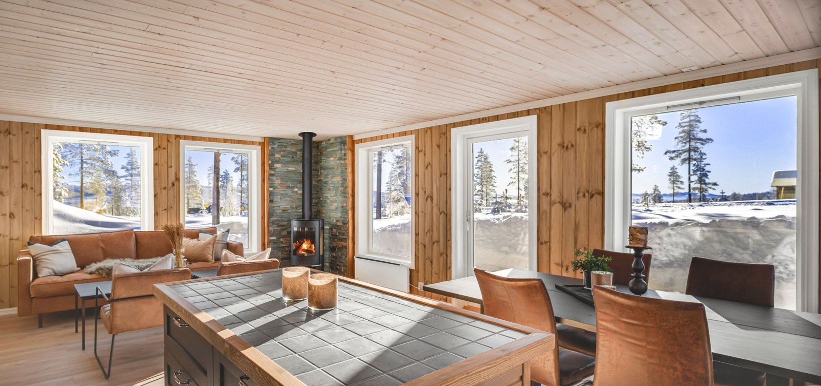 Flott kjøkkenøy med fliser istedenfor benkeplate Galleribilde