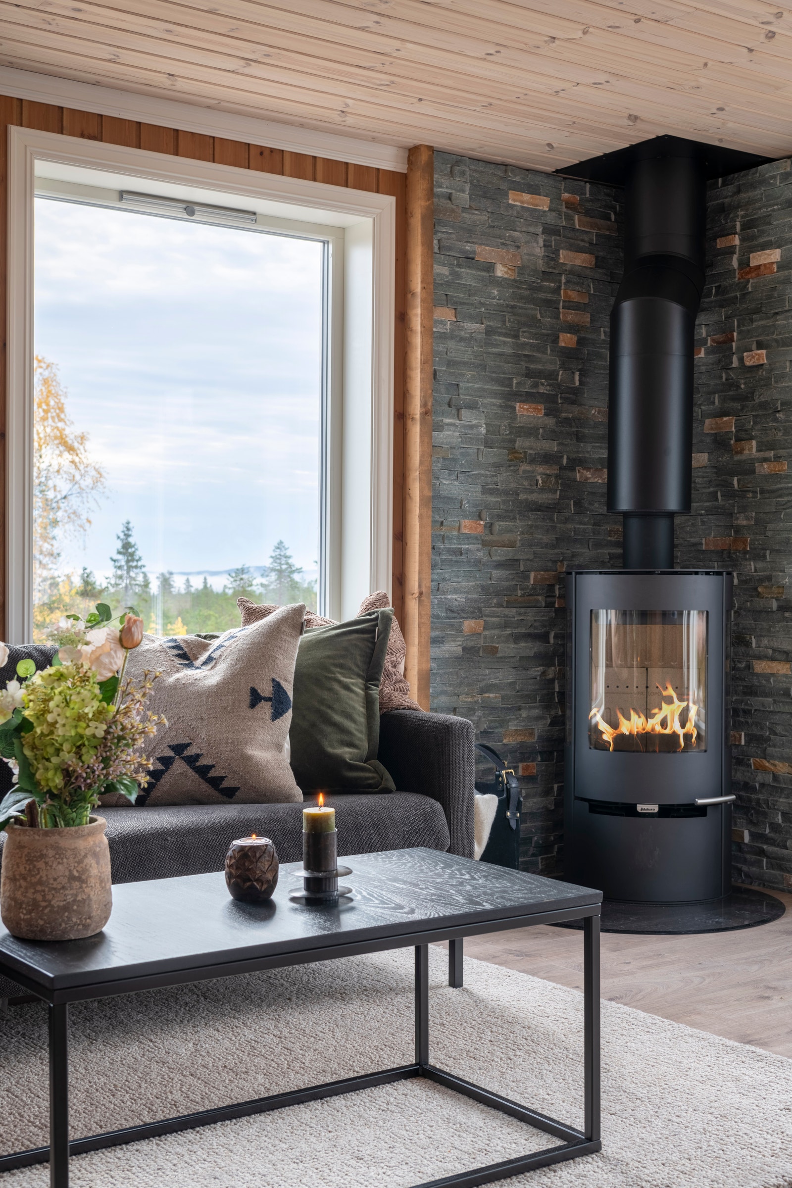 Fin peisovn med brannmur av stableskifer - varmer meget godt. Galleribilde