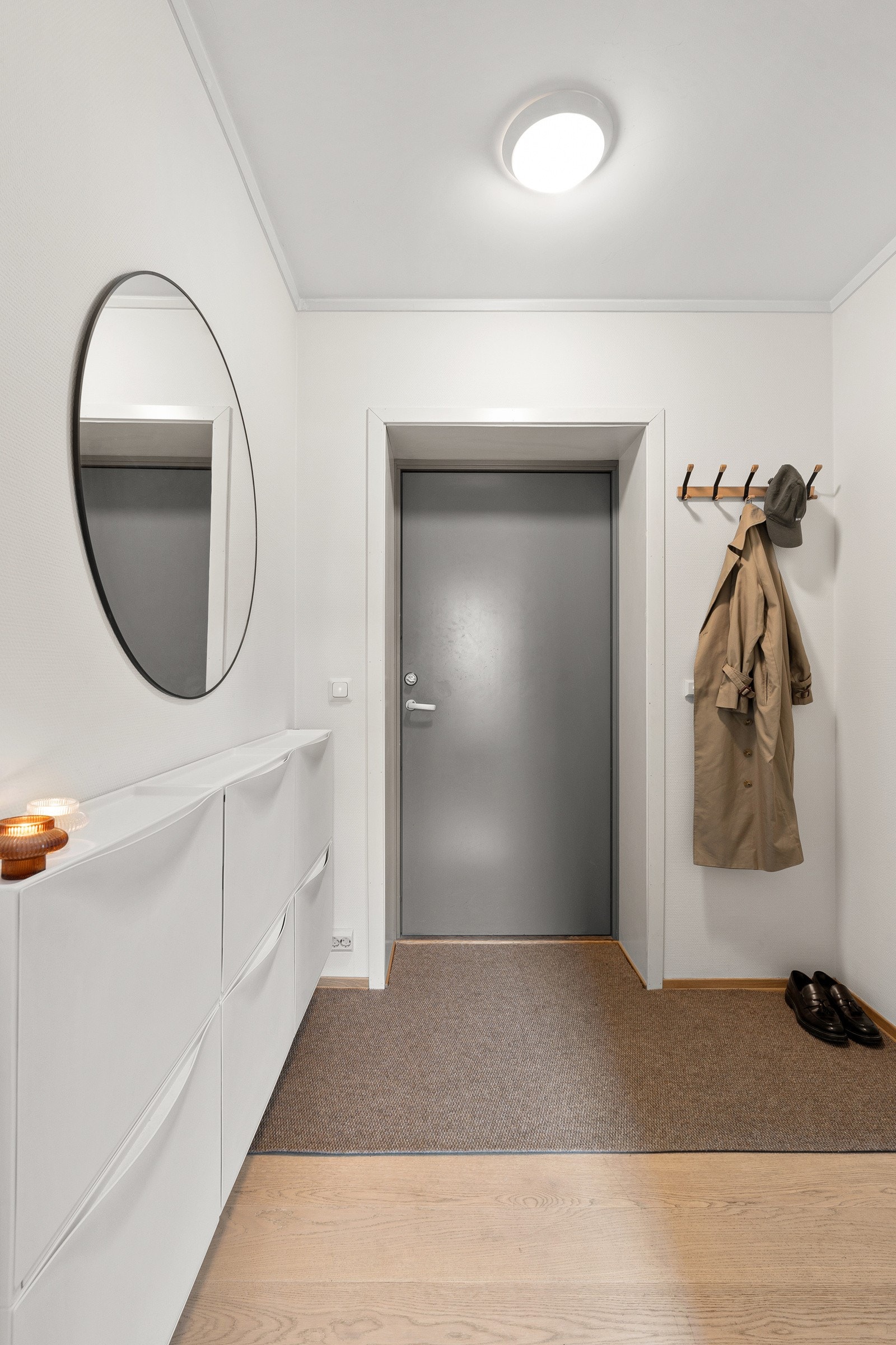 Strøkent inngangsparti med god plass til oppheng av yttertøy og sko. Galleribilde