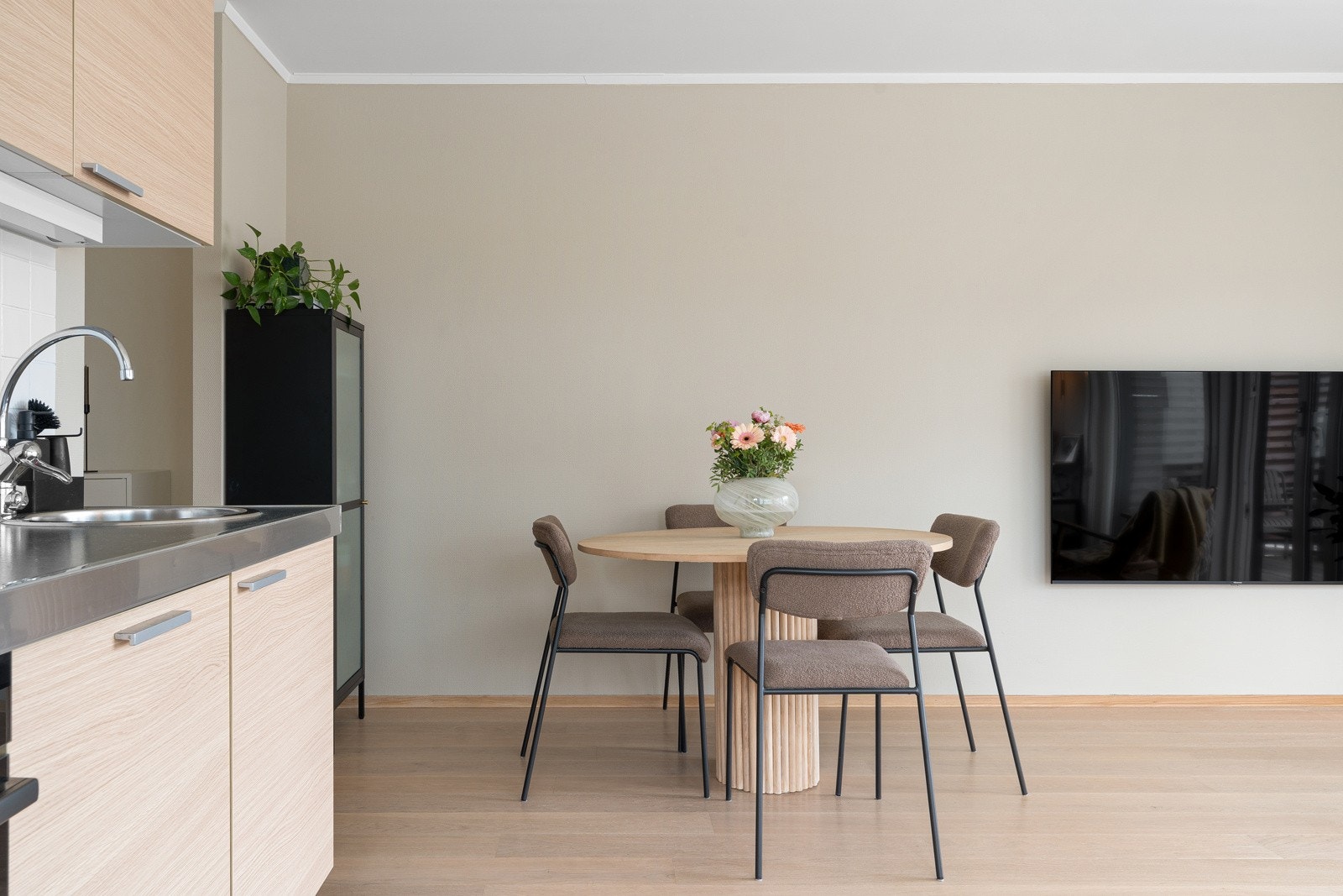 Den moderne planløsningen byr på blant annet åpen stue- og kjøkkenløsning. Galleribilde