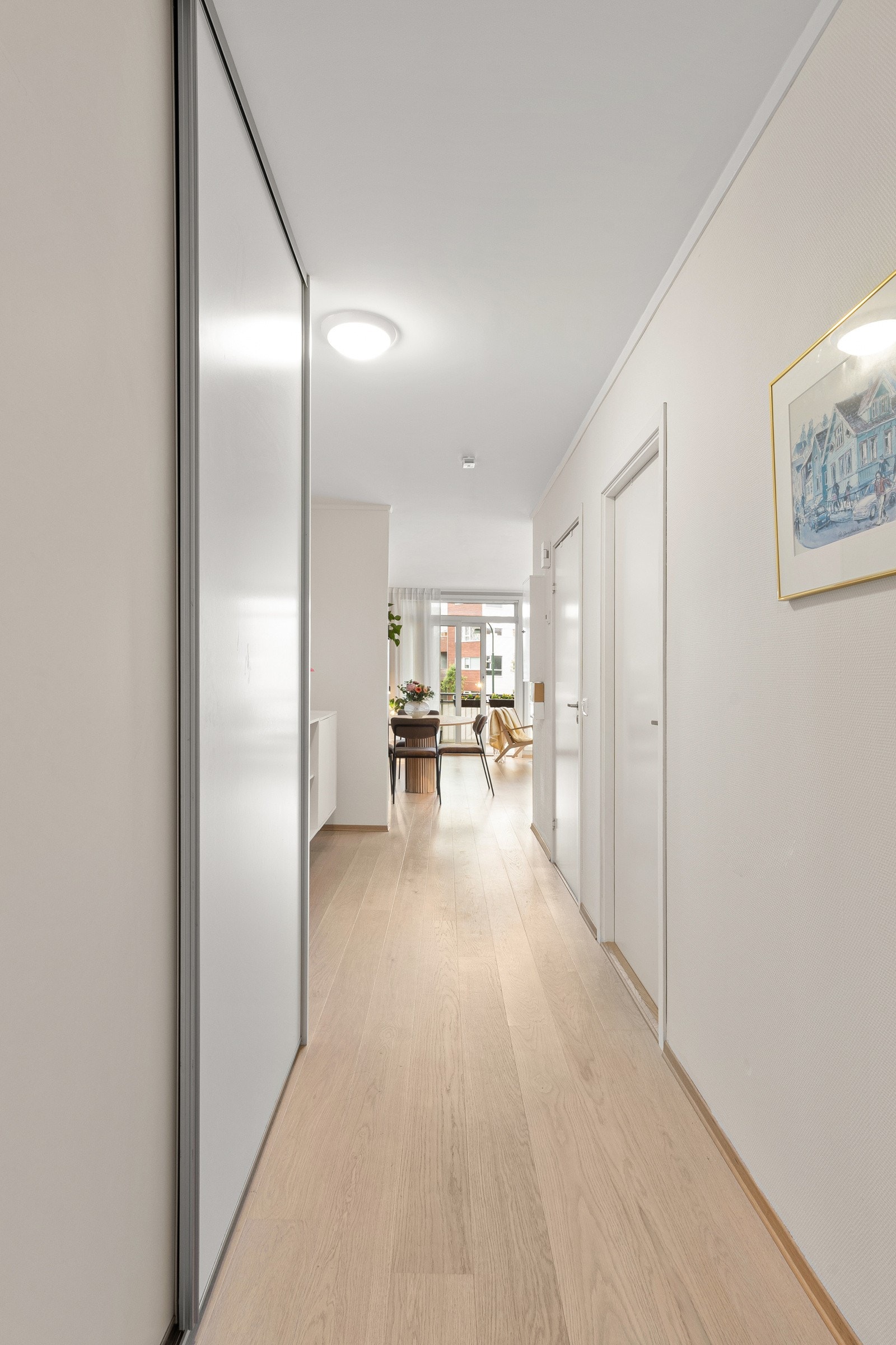 I entréen er det oppsatt en praktisk skyvedørsgarderobe. Galleribilde