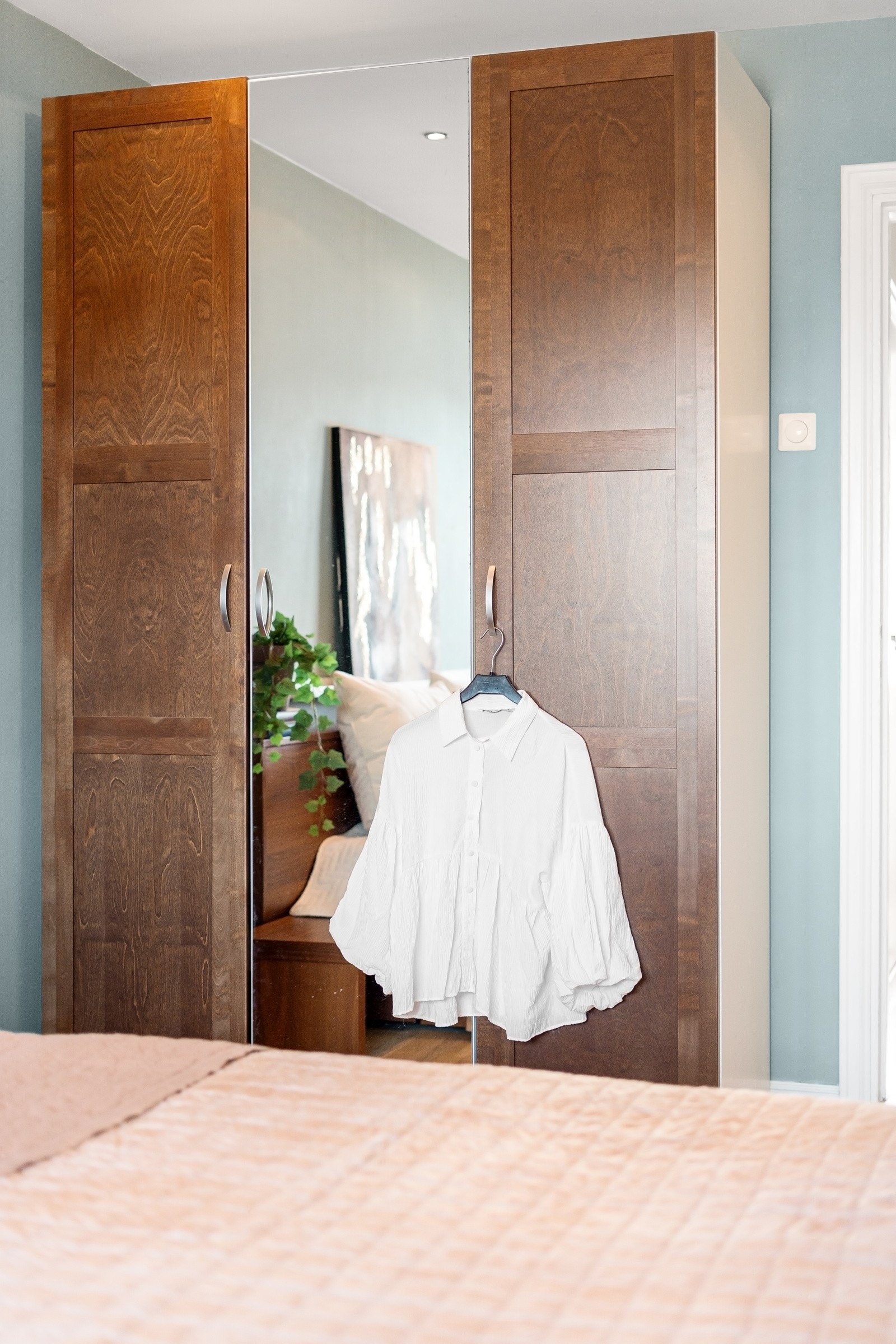 Pent garderobeskap med oppbevaringsmuligheter. Galleribilde