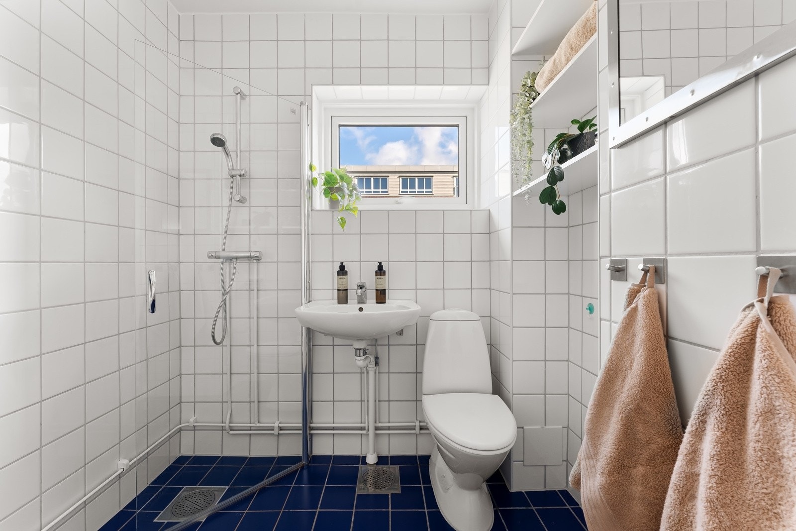 Varme i gulv, god belysning og opplegg for vaskemaskin. Galleribilde