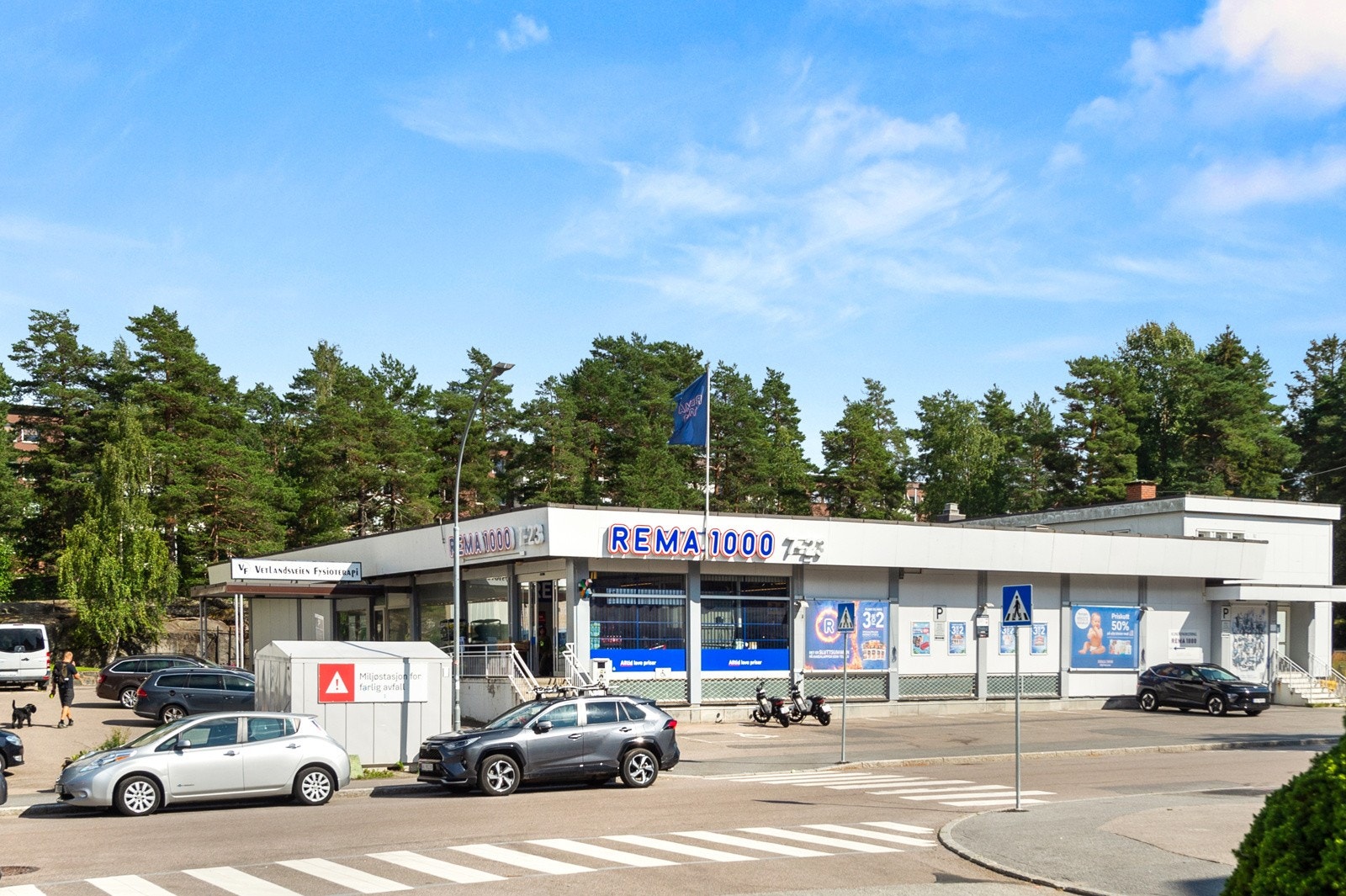 Dagligvarehandelen kan gjøres ved bl.a. Rema 1000 som ligger 100 meter fra boligen. Ellers er også Coop Prix i gangavstand fra boligen. Galleribilde