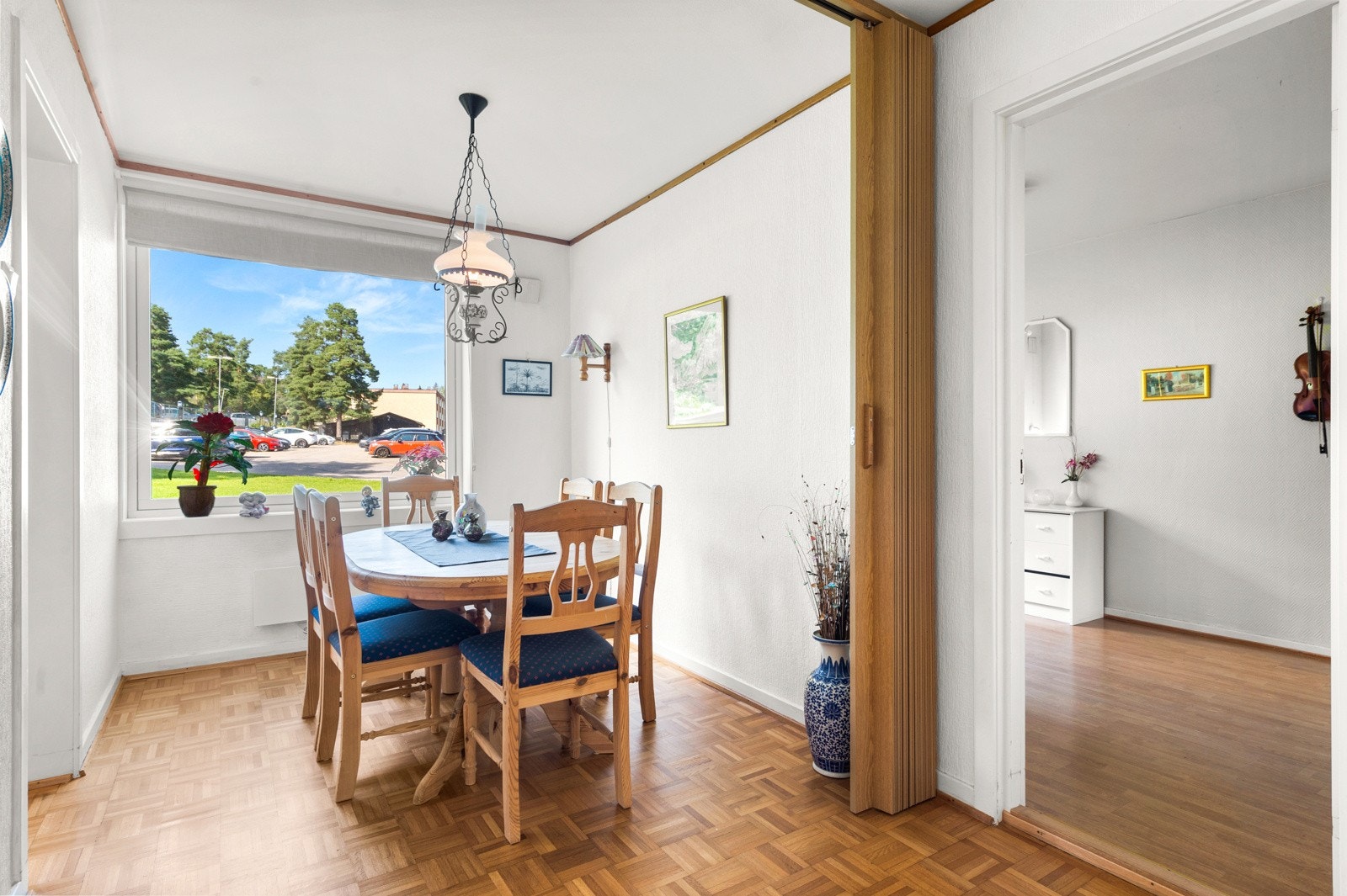 Ellers er det en egen spisestuesone ved inngangen til kjøkkenet. Denne sonen har stort vindu mot nordvest og kan lukkes med foldedører. Galleribilde