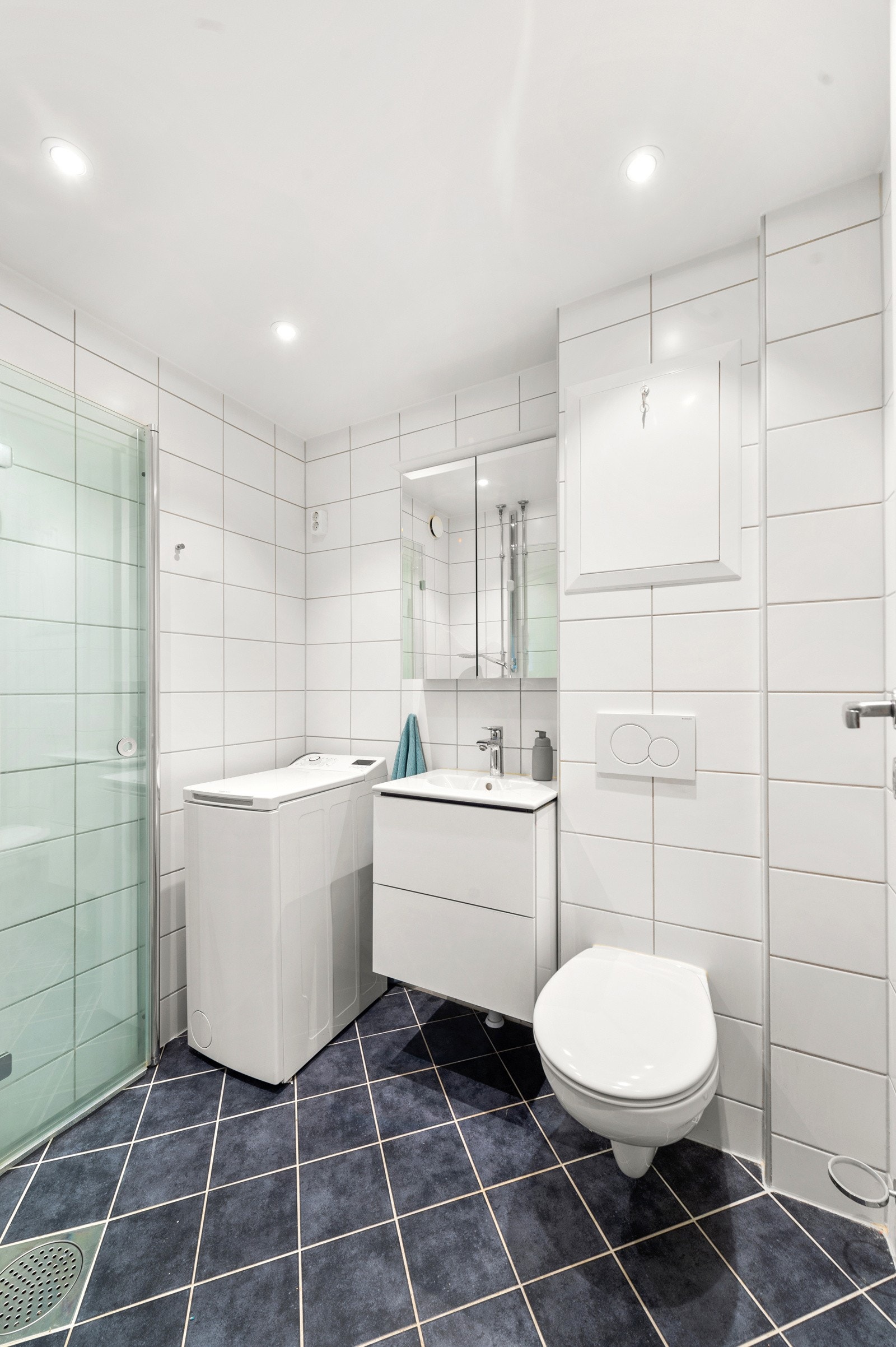 Badet ble rehabilitert i regi av borettslaget i 2016, og er pent og arealeffektivt innredet. Badet har gulvvarme, hvite fliser på veggene og downlights i himling. Galleribilde