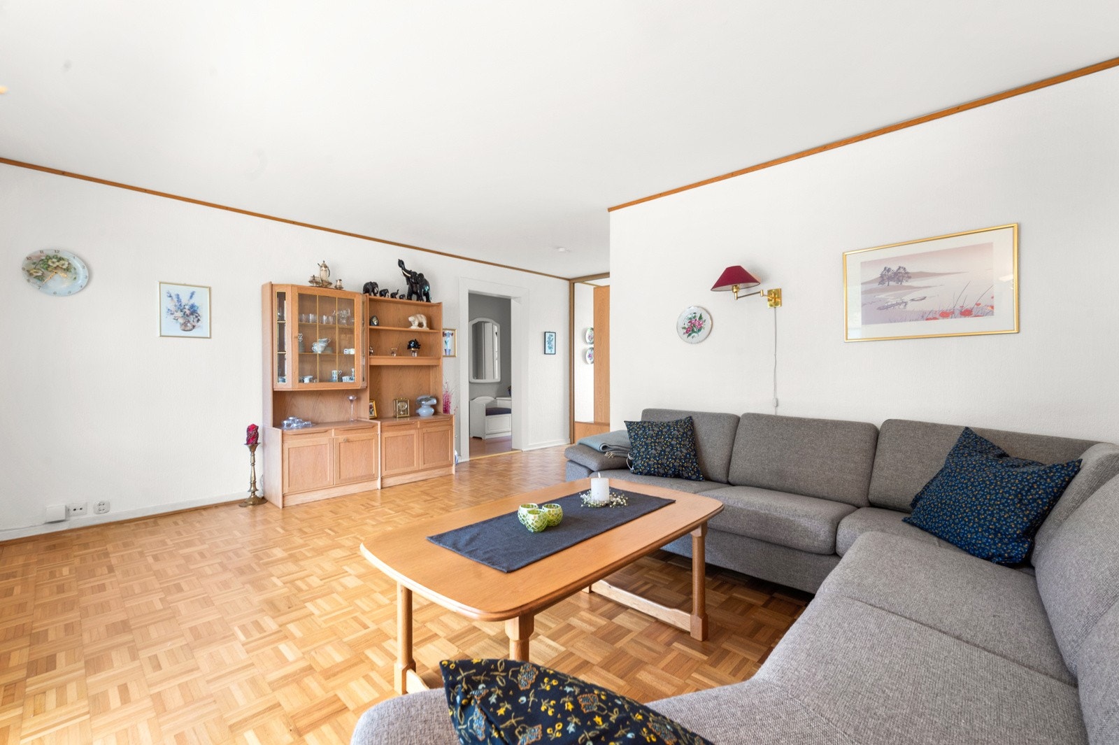 Her er det god plass til en stor sofagruppe, tv-løsning og tilhørende møblement. Det er pipeløp i hjørnet bak sofaen. Galleribilde