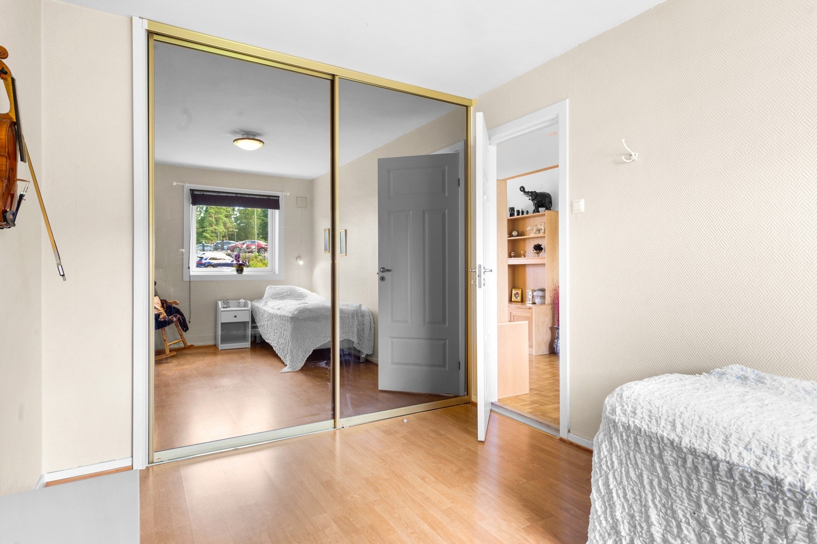 Det største rommet er utstyrt med en innfelt skyvedørsgarderobe som har speilfronter og godt med skapplass. Galleribilde