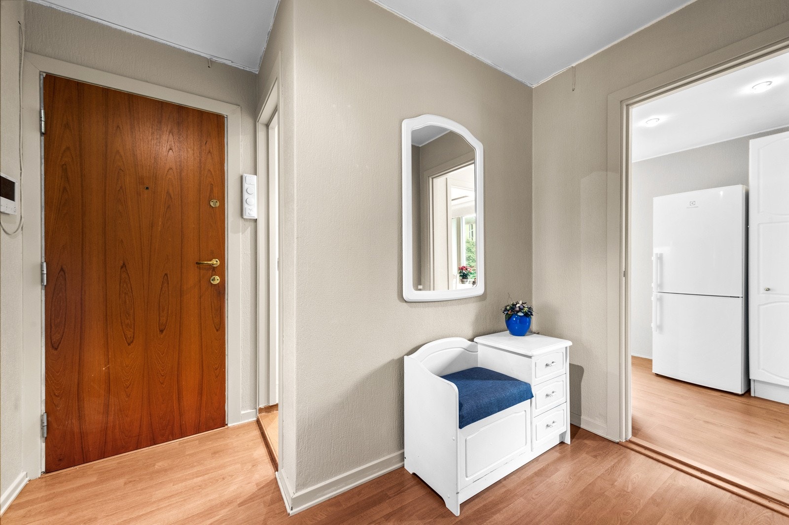Velkommen inn i en gjennomgående leilighet med gode vindusflater på to sider, romslig planløsning og en stor, sosial stue. Galleribilde