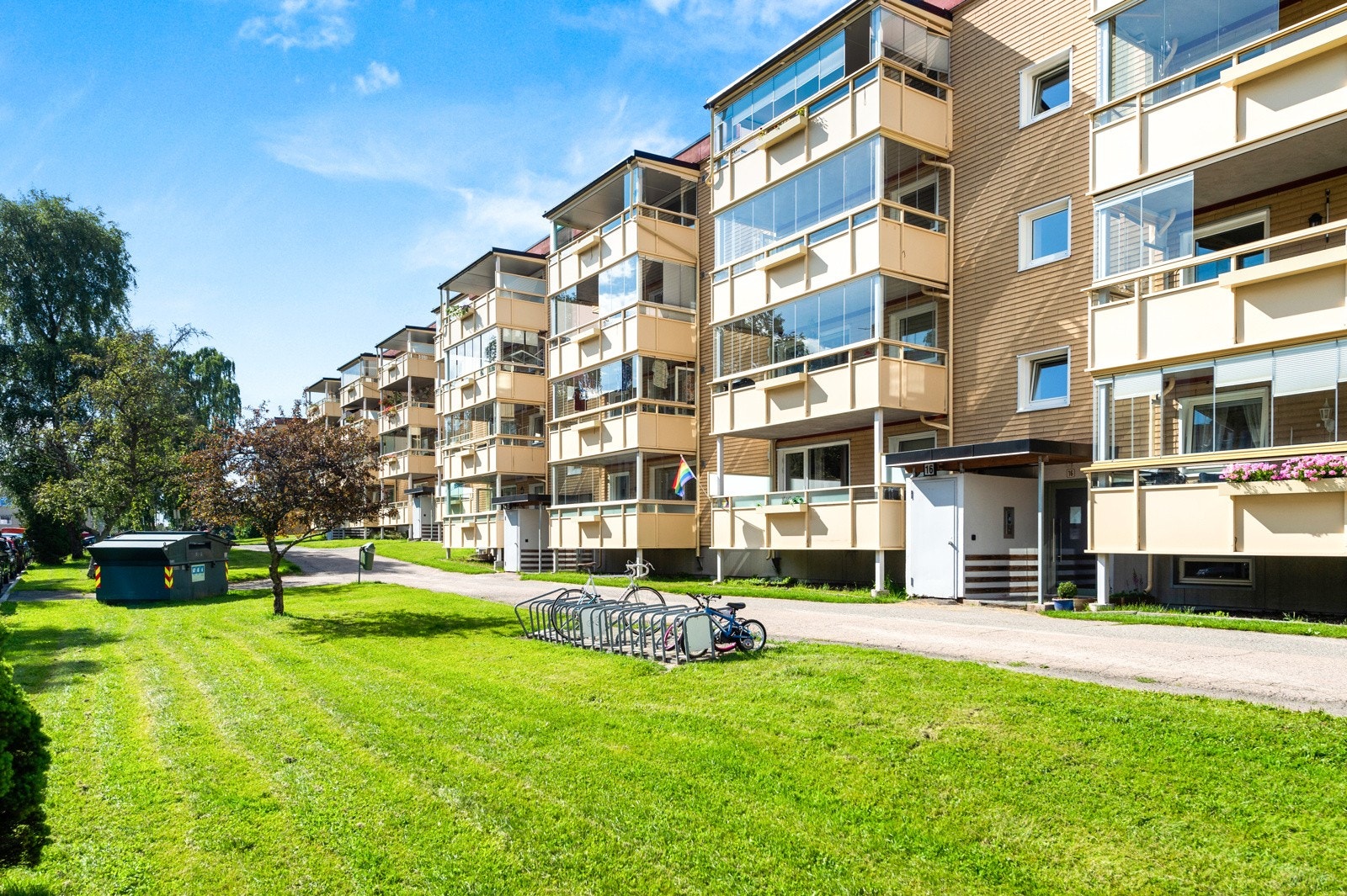 Her kombineres rolige omgivelser med sentral beliggenhet. Boligen ligger i et barnevennlig område, rett ved skoler og idrettsanlegg. Galleribilde