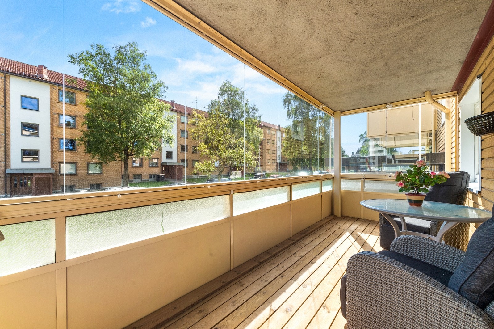 Fra stuen er det utgang til en stor sydøstvendt balkong på ca. 11 kvm, med overbygg og innglassing. Galleribilde