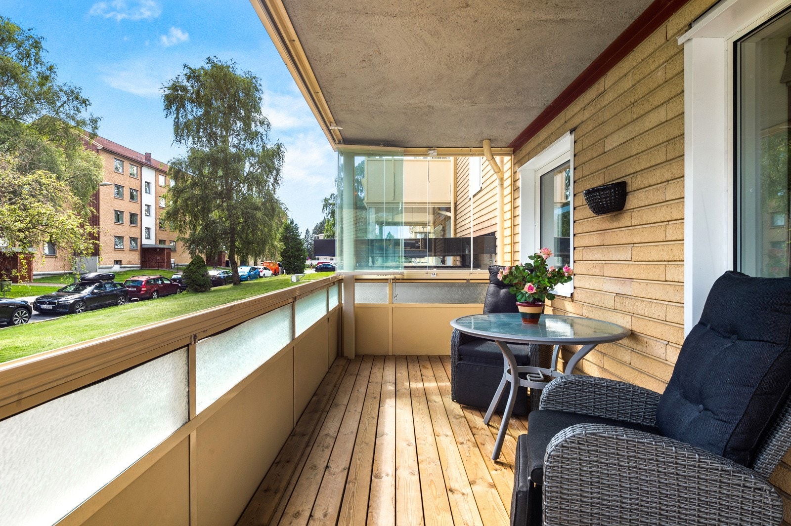 Balkongen har dekke av terrassebord og innglassingen kan skyves til side for å slippe inn både luft og sol. Galleribilde