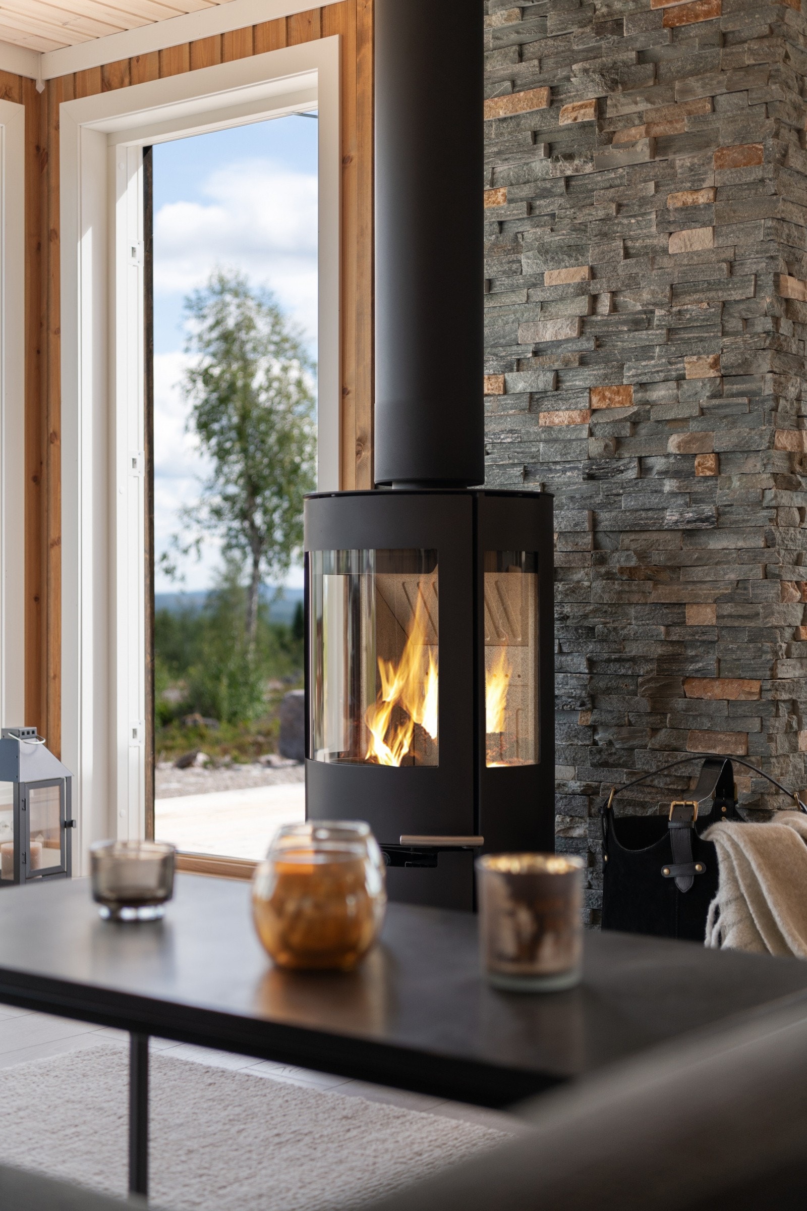 Aduro 9 peisovn med stålpipe. Brannmur kledd med stableskifer Galleribilde