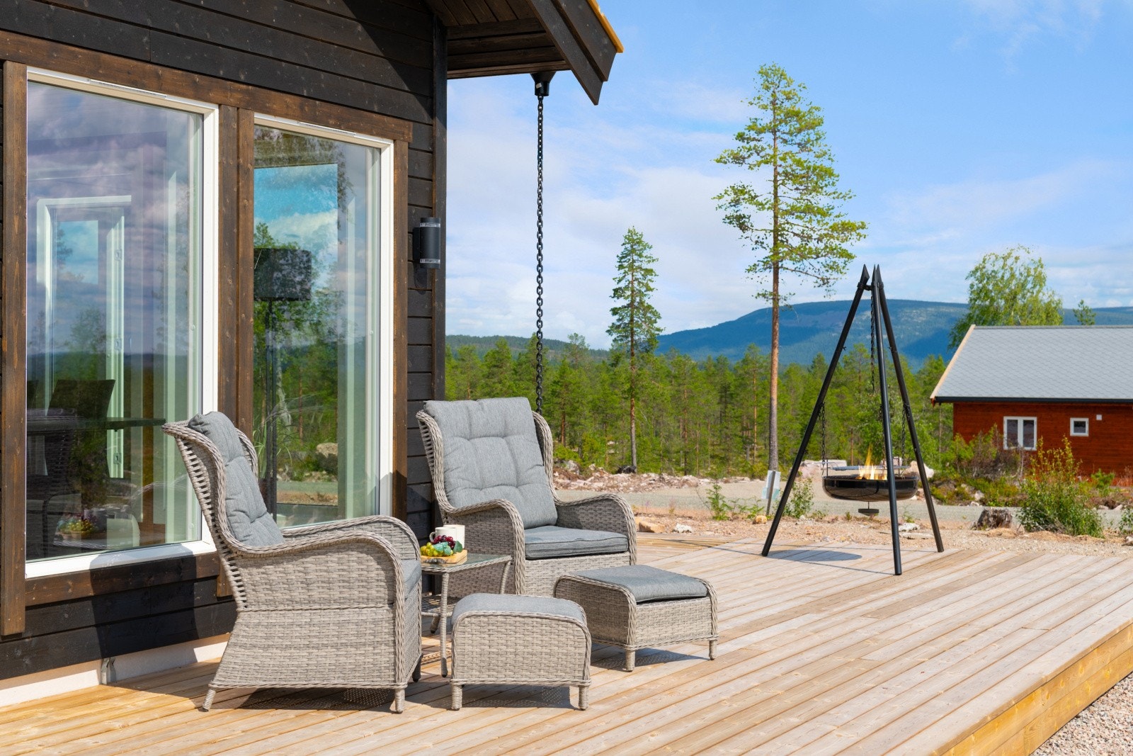 Terrasse på 2 sider av hytta, hele 14 meter lang på forsiden Galleribilde