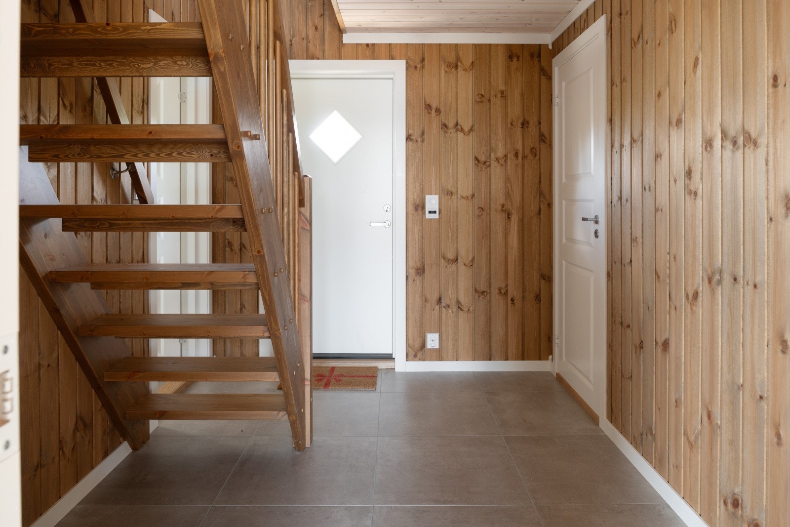 Inngangen til hytta. Plass til garderobeskap langs veggen. Teknisk rom til høyre, bad nr 1 til venstre. Galleribilde