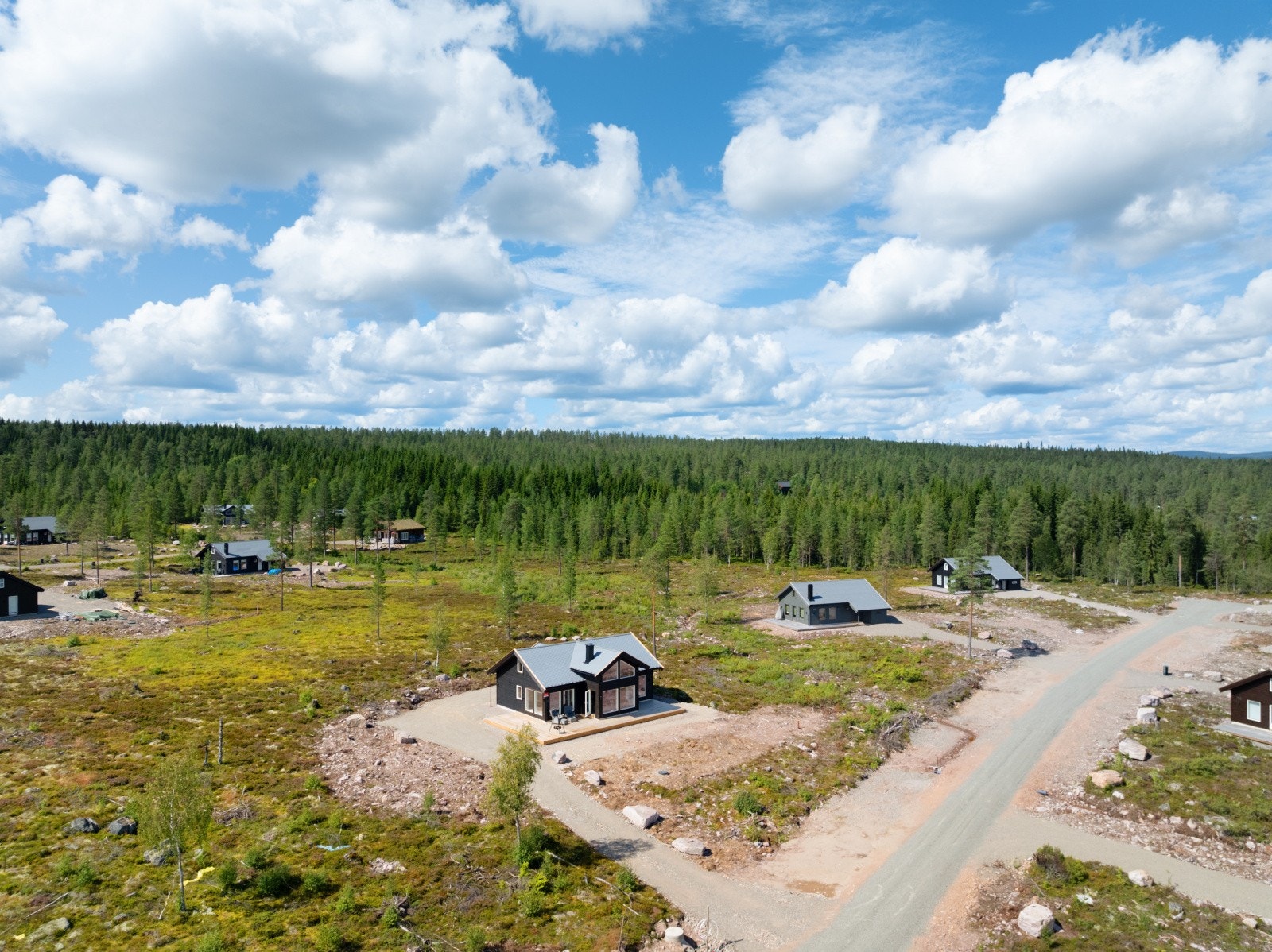 God plass her i hyttefeltet, store selveiertomter og masse friområde. Skiløyper for langrenn og gåturer kun noen få meter unna. Galleribilde