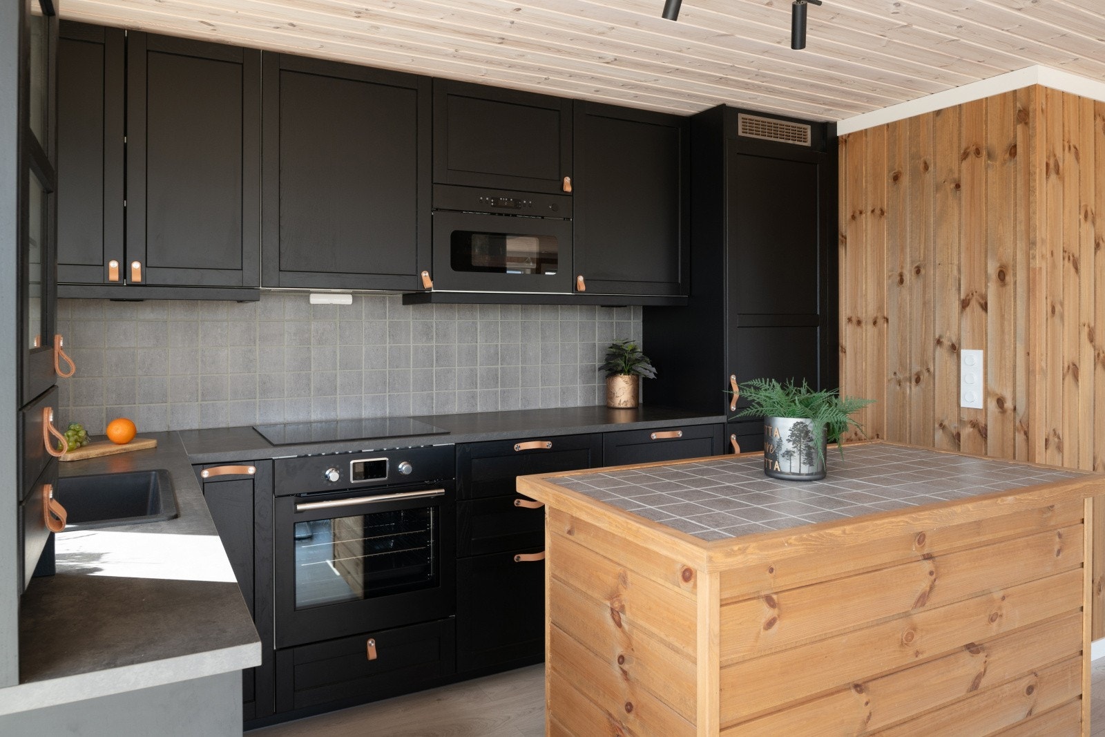 Kjøkkenøy med fliser som inneholder 2 x 60 skuffseksjoner. Varme ting som gratinerte poteter eller lasagne kan settes rett på flisene på kjøkkenøya Galleribilde