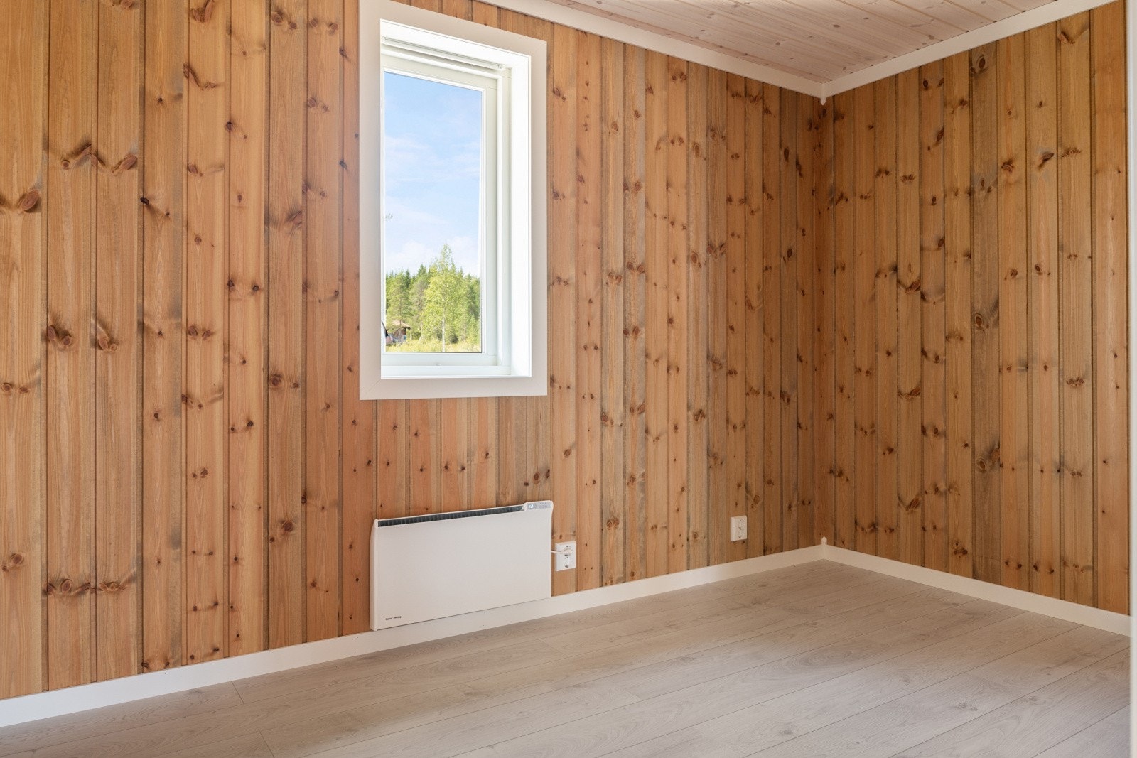 Soverom nr 2 i 1 etg, plass til f eks familiekøyeseng og garderobeskap langs hele veggen inn mot teknisk rom Galleribilde