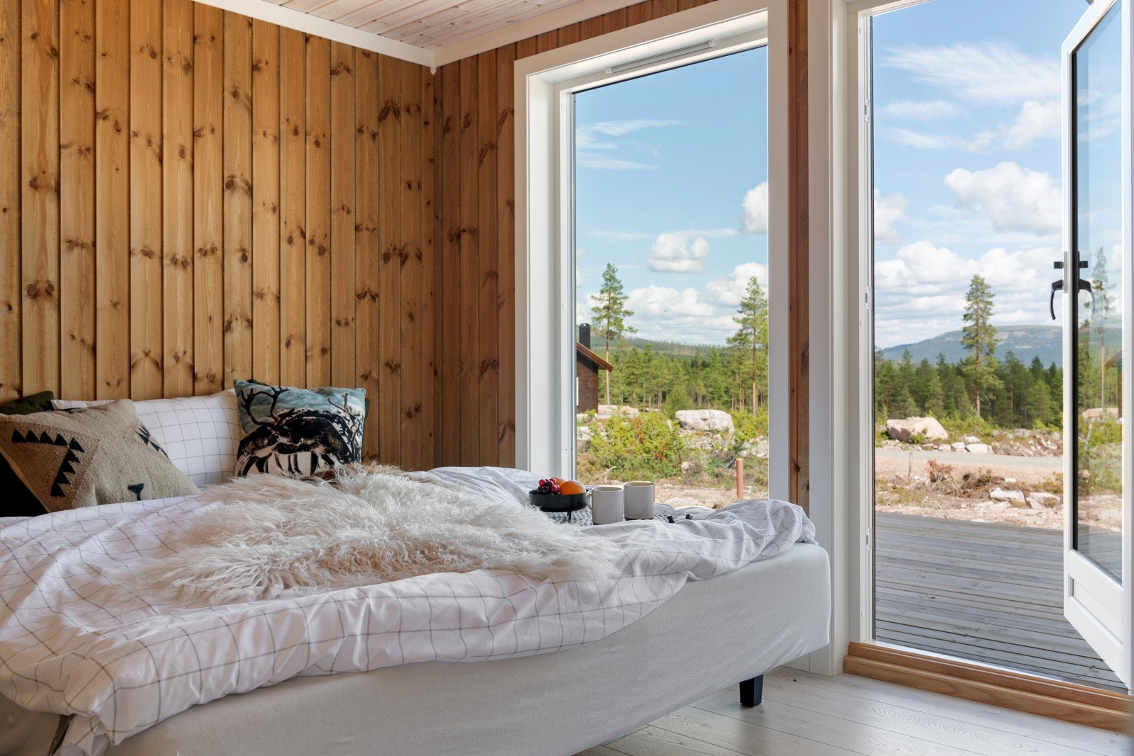 Soverom 1 etg med utgang direkte til en gedigen terrasse. God plass til jacuzzi her. Galleribilde