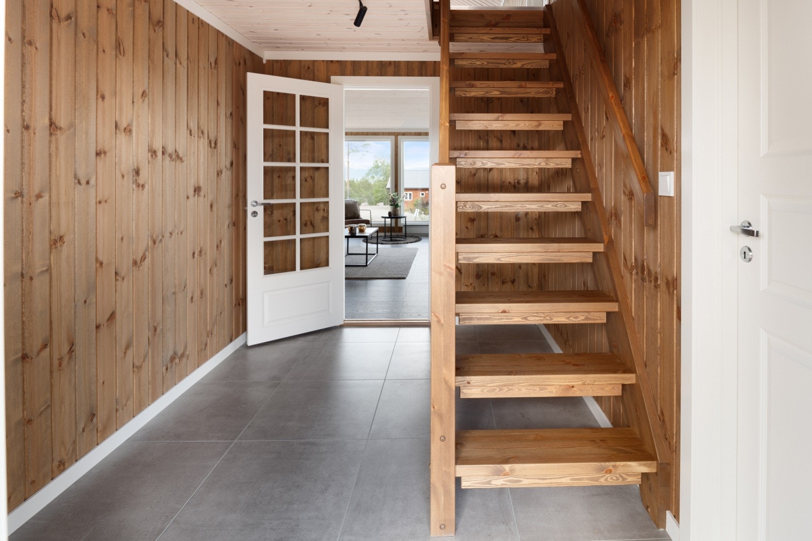 Gang med fliser og varmekabler, trapp opp til loftet. Plass til garderobeskap på venstre vegg samt lage oppbevaring under trappen. Galleribilde