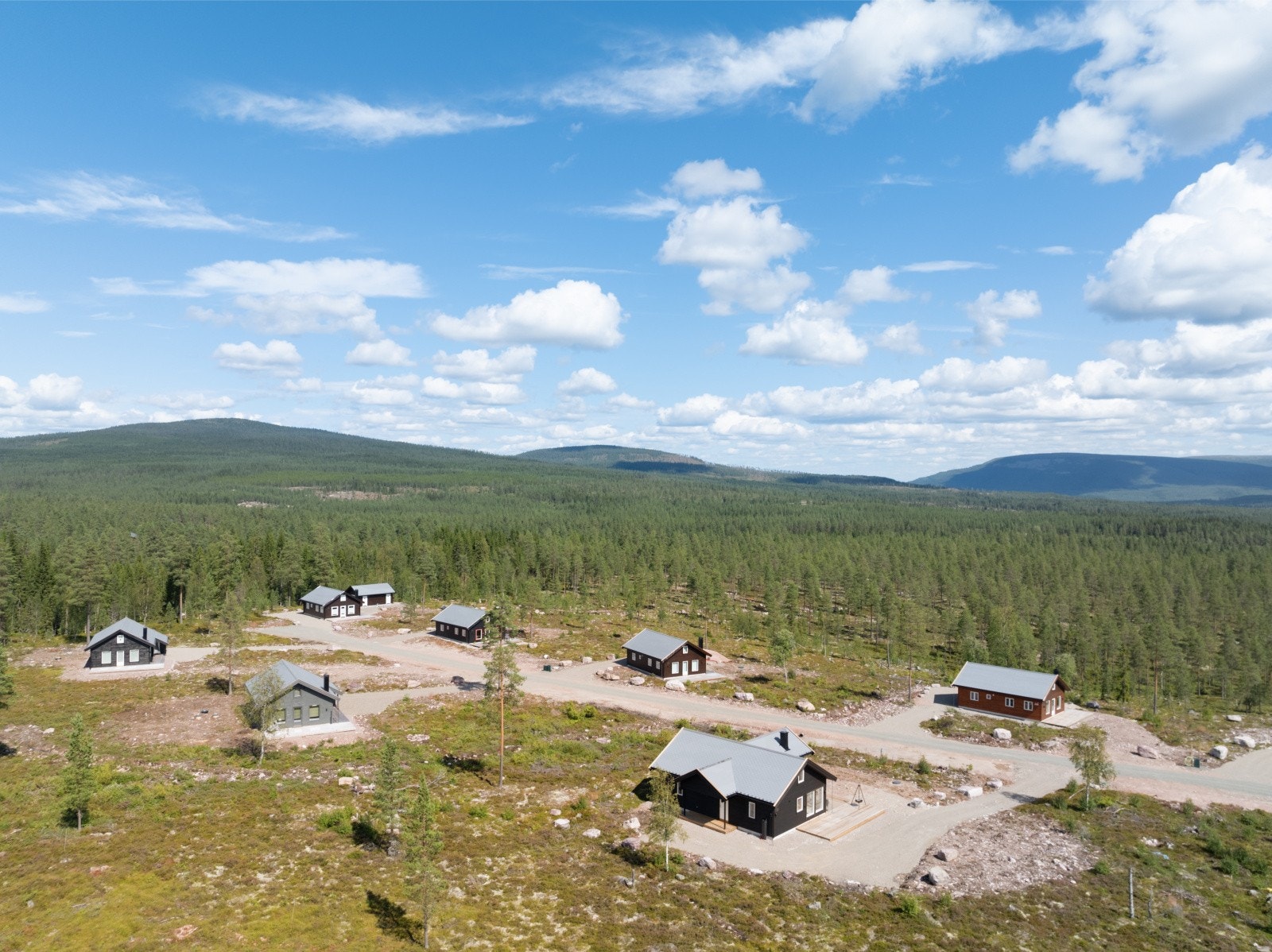 Kun noen få hytter foran denne hytta, ellers så er det nesten urørt natur helt bort til Sverige! Galleribilde