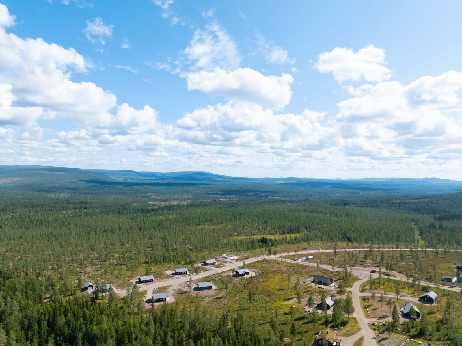 Utsikt til Sälenfjellene og Tandådalen (alpin). Oppkjørt bred skiløype 30 meter fra hytta. Denne skiløypa er tilknyttet løypenettet mot Østby og Solberglia. Galleribilde