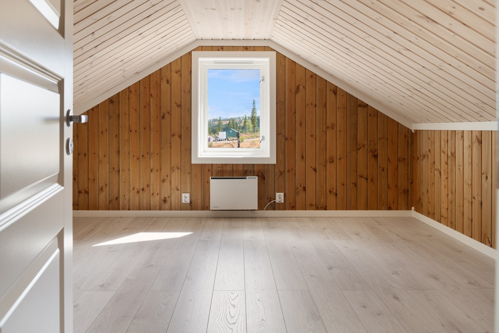 2 store soverom på loft som er like, ca 10m2 store. God plass til dobbelseng eller 2 queen bed. 4 doble stikkontakter pr rom, vegglampe. Galleribilde