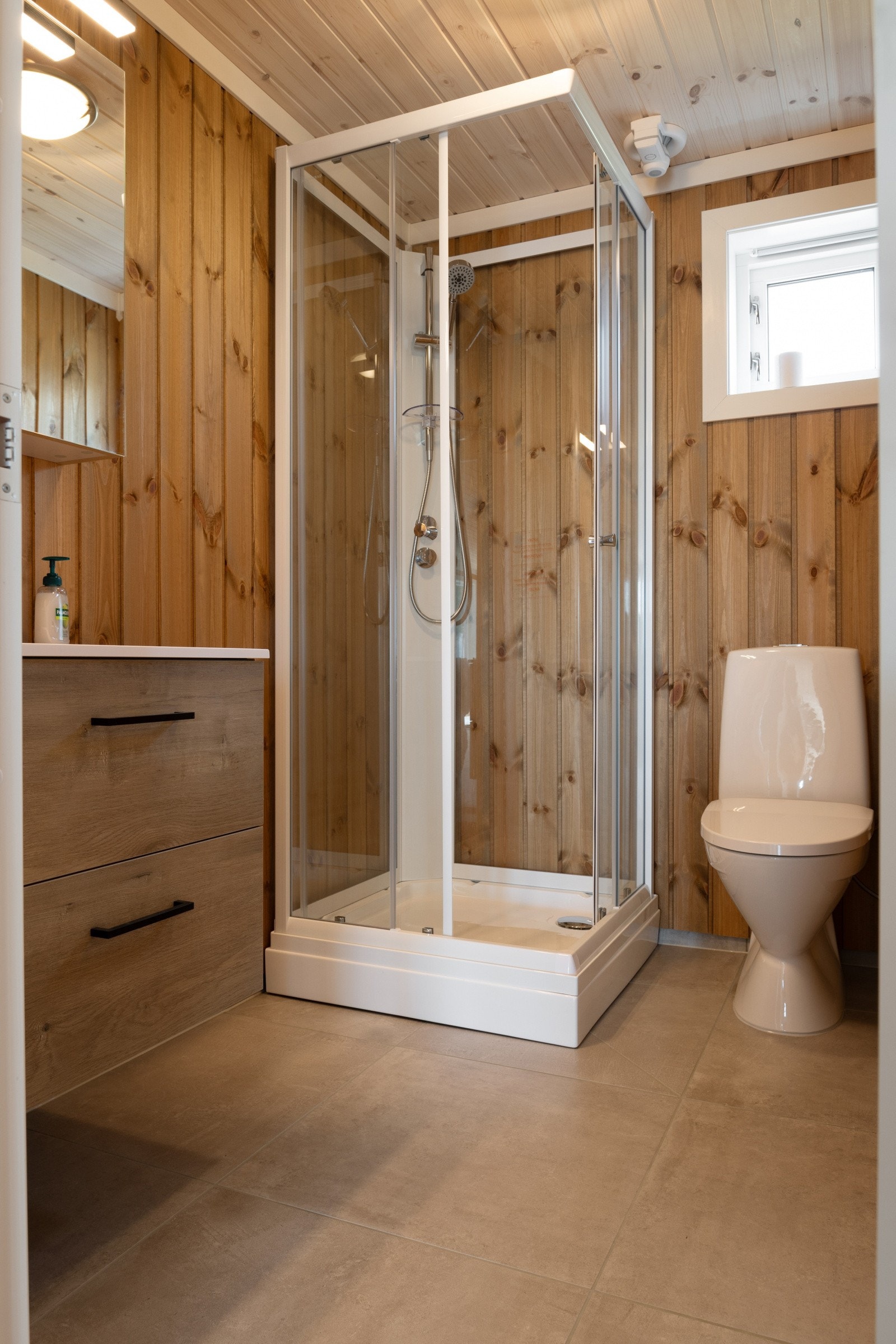 Bad nr 2 med dusjkabinett, 60 cm baderomsinnredning. Varmekabler i gulvet. Veldig praktisk med 2 komplette bad. Galleribilde