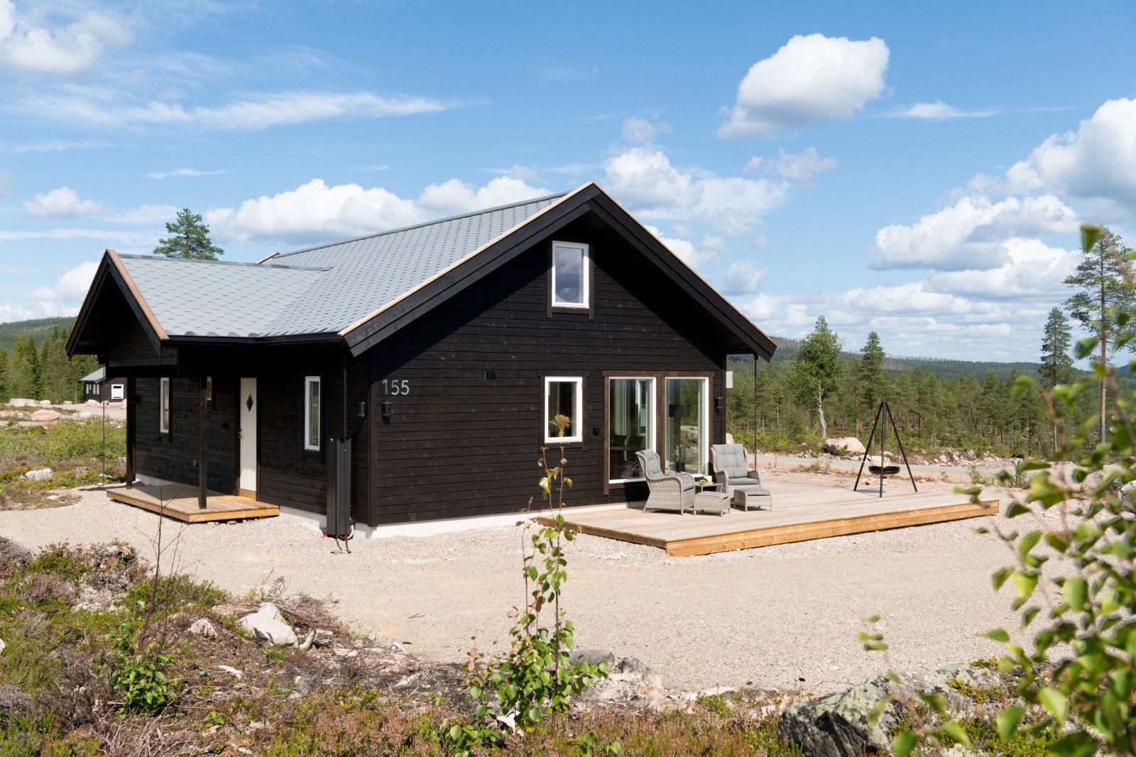 Fasade mot sørvest. Overbygd inngangsparti, kan kjøre helt til døra. Mulighet for å bygge ett bygg til på maks 40m2 T-BRA, som f eks: garasje/anneks/bod Galleribilde