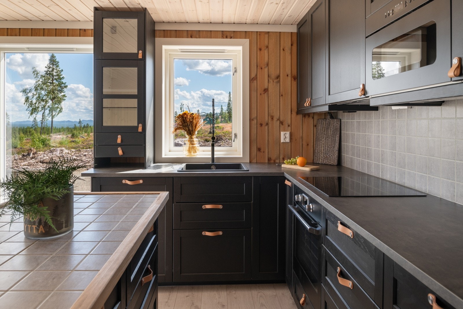 Praktisk kjøkken Lerhyttan med induksjonstopp, oppvaskmaskin, stekovn med pyrolyse, micro, avtrekk, kjøl & frys Galleribilde