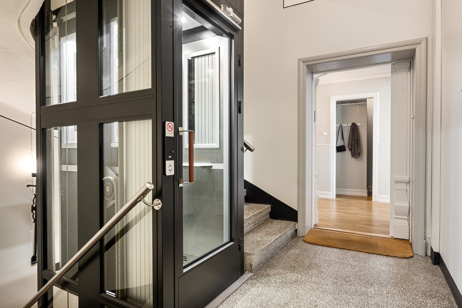 Nyere heis i bygget Galleribilde
