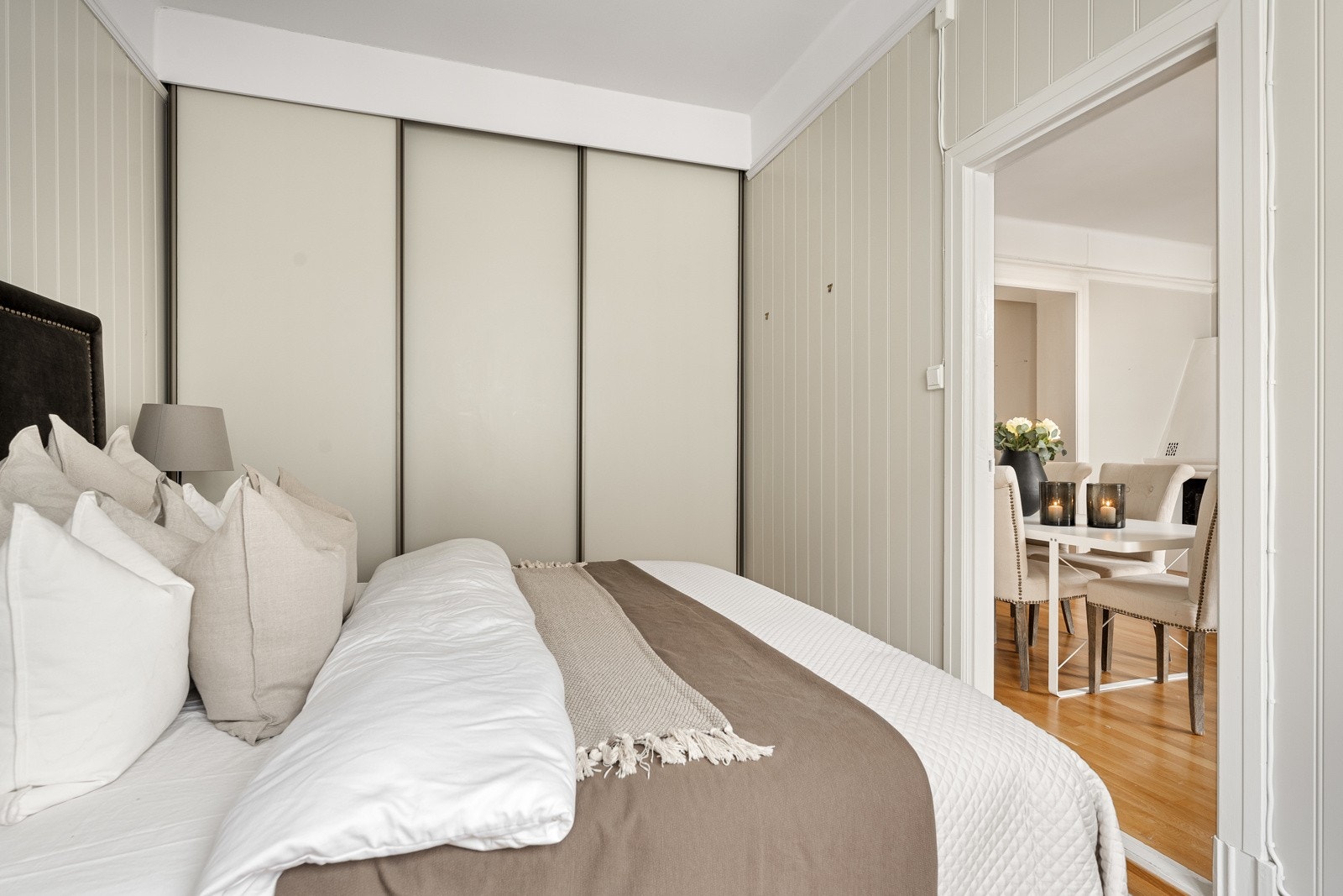 Hovedsoverom med skyvedørsgarderobe Galleribilde