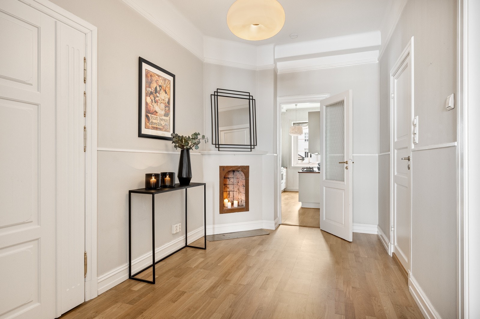 Hall med peis og garderobeløsning Galleribilde