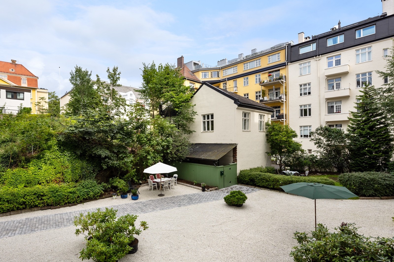 Svært idyllisk og pent opparbeidet bakgård Galleribilde