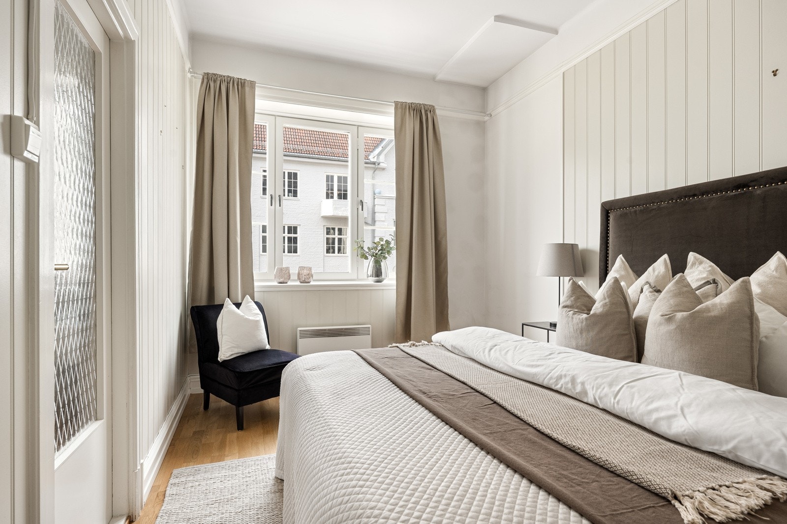 Hovedsoverom med skyvedørsgarderobe Galleribilde