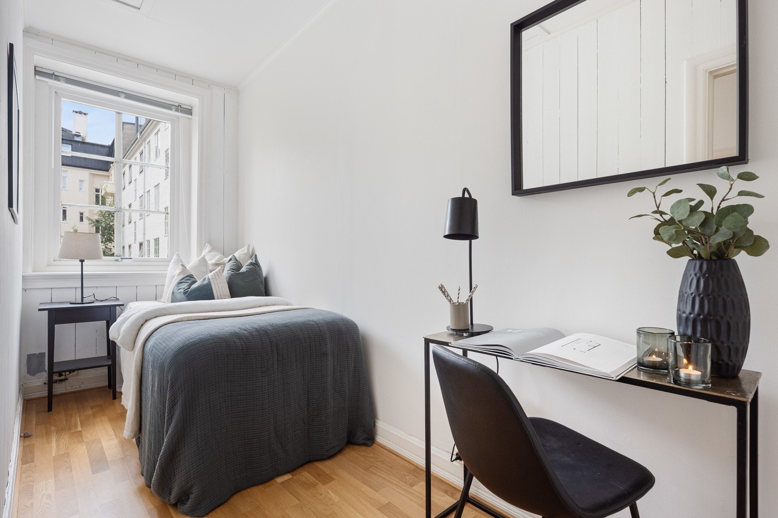 Soverom mot rolig bakgård Galleribilde