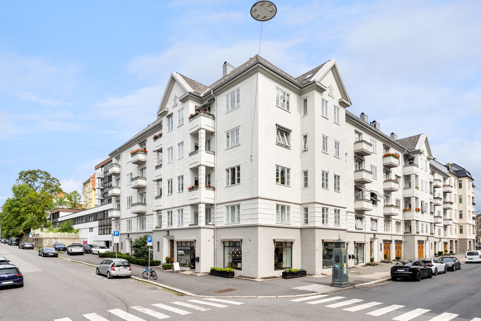 Lys og gjennomgående leilighet, 3. etasje i klassisk bygård i nybarokk stil. Galleribilde