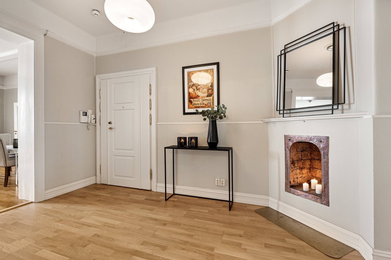 Hall med peis og garderobeløsning Galleribilde