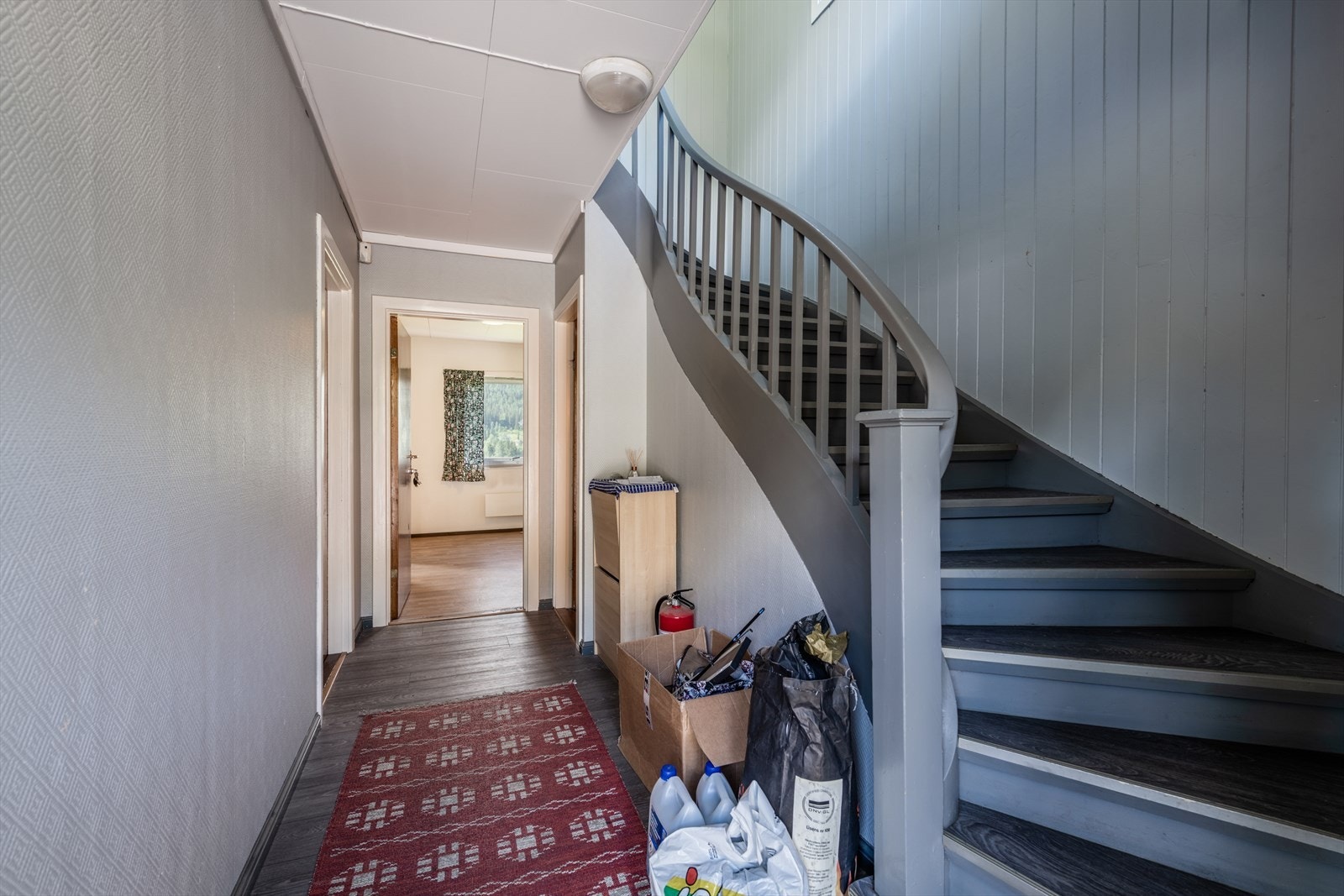 Hovedinngang i 1.etasje med trapp til 2. etasje. Galleribilde