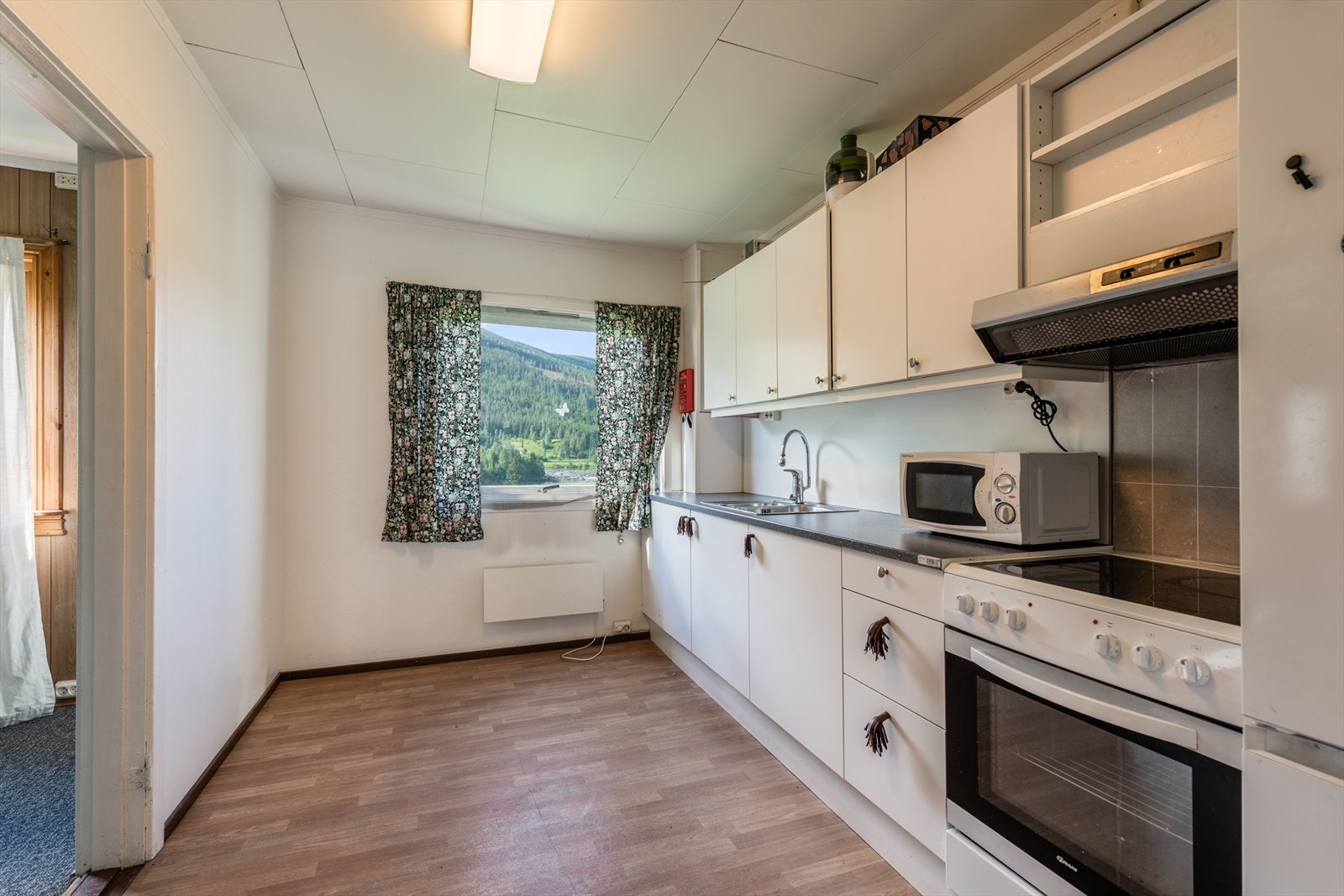 Kjøkken i hovedetasje/1.etasje Galleribilde