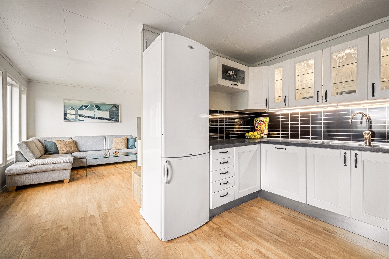 Fra stuen er det inngang til et lyst og åpent kjøkken Galleribilde