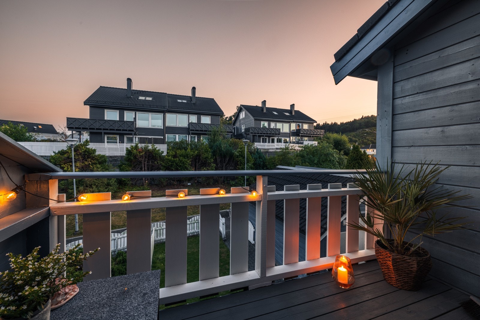 Boligen har en hyggelig terrasse på 5,5 kvm med utgang fra entre og plass til diverse utsendørsinnredning Galleribilde