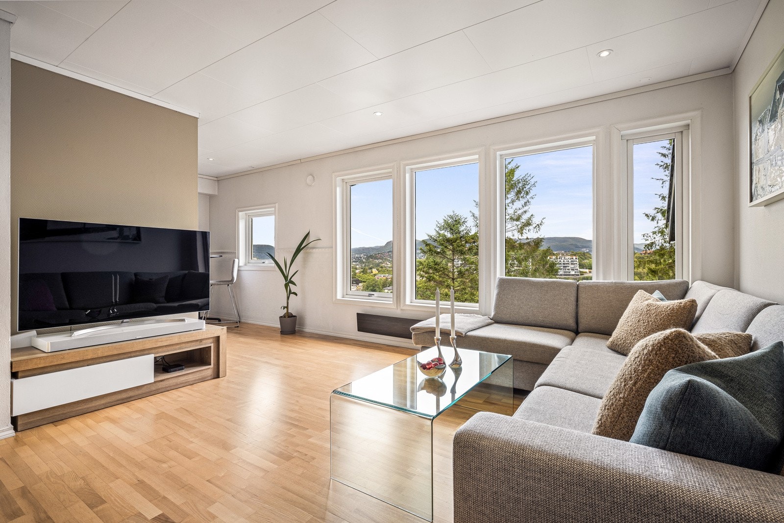 Her er det plass til sofakrok og stort spisebord Galleribilde