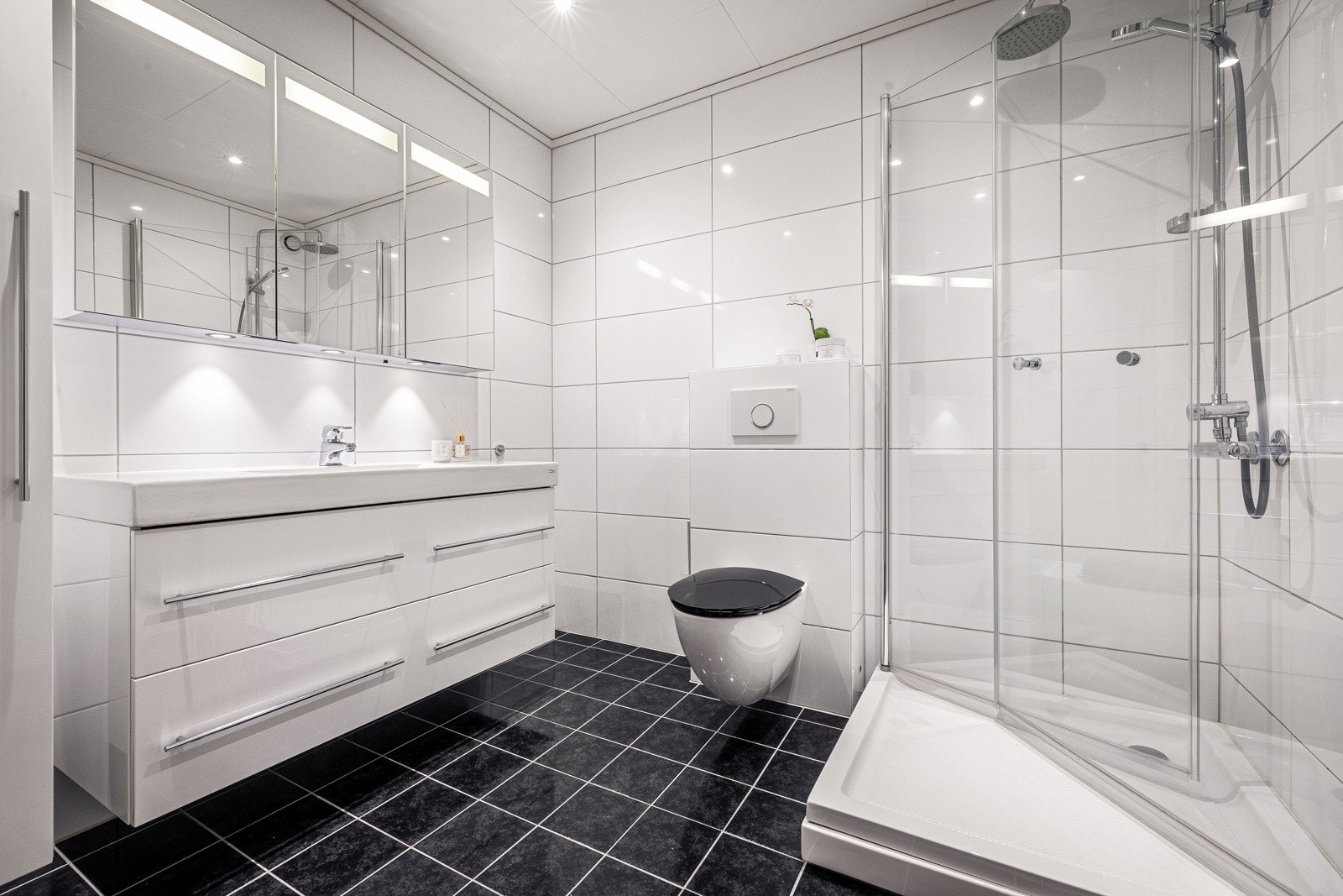 Lyst og moderne helfliset bad på 6,4 kvm fra 2010 med varmekabler i gulv Galleribilde