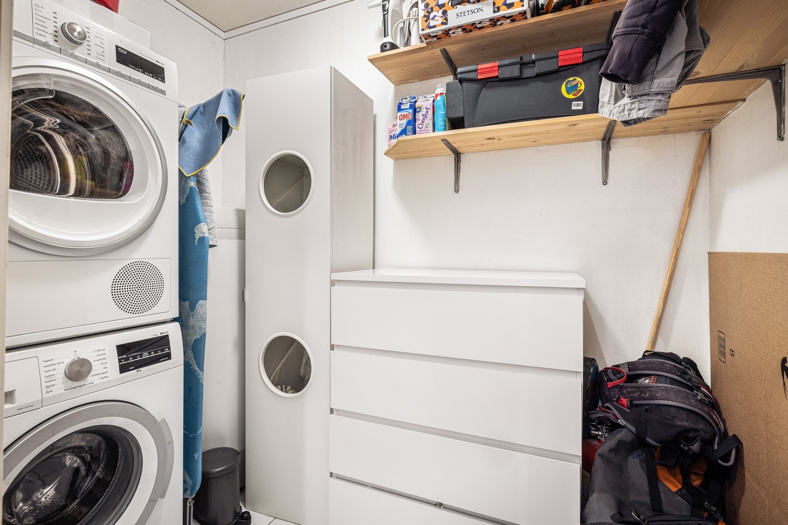 Fra badet er det inngang til vaskerom på 3,6 kvm med fliser på gulv og opplegg for vaskemaskin/ tørketrommel Galleribilde