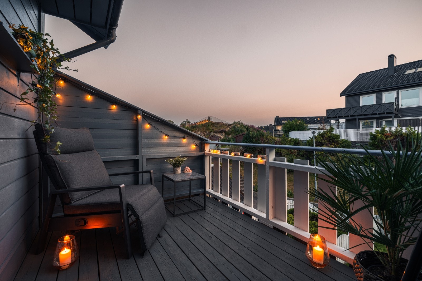 Her får du et flott rekkehus med gode sol- og utsiktsforhold beliggende i et barnevennlig område på Kokstad/ Søreide Galleribilde