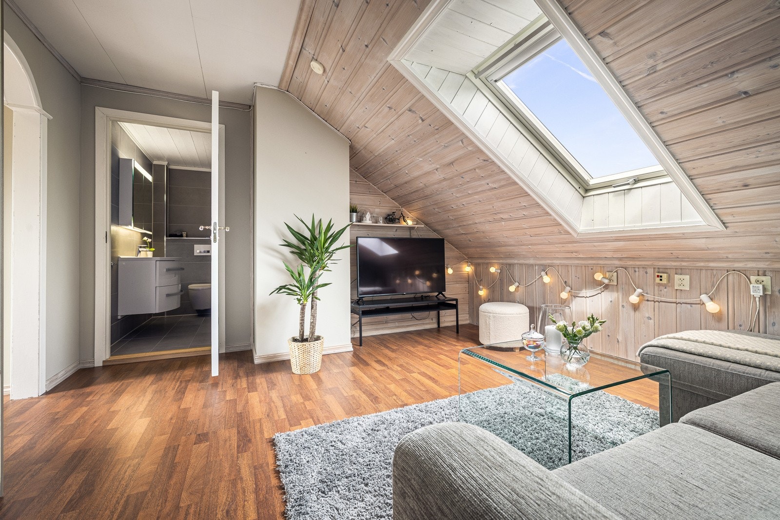 I loftstuen er det plass til sofakrok og TV Galleribilde