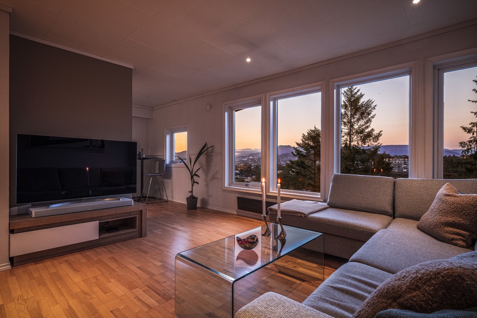 Fra stuevinduene kan du nyte fantastiske solnedganger og strålende utsikt mot Lyderhorn, Løvstakken, byfjellene og Ulrikken m.m Galleribilde